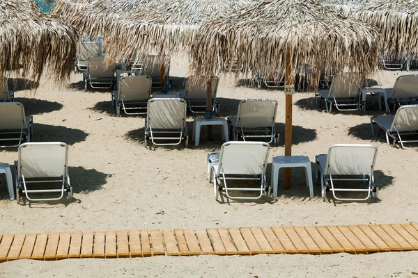 Schöner Strand mit Liegestühlen und Sonnenschirmen — Stockfoto