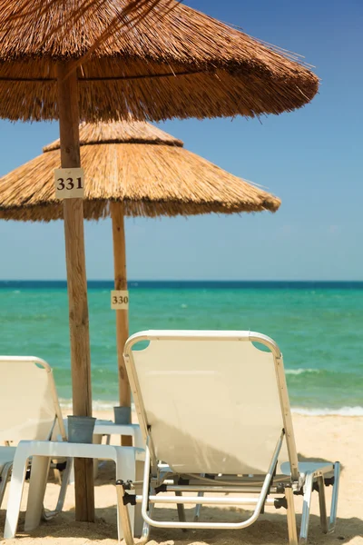 Beautiful beach with deck chairs and umbrellas — Stock Photo, Image