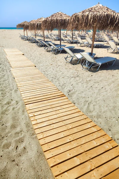 Gyönyörű strand nyugágyakkal és napernyőkkel — Stock Fotó