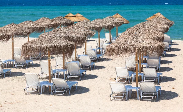 Gyönyörű strand nyugágyakkal és napernyőkkel — Stock Fotó