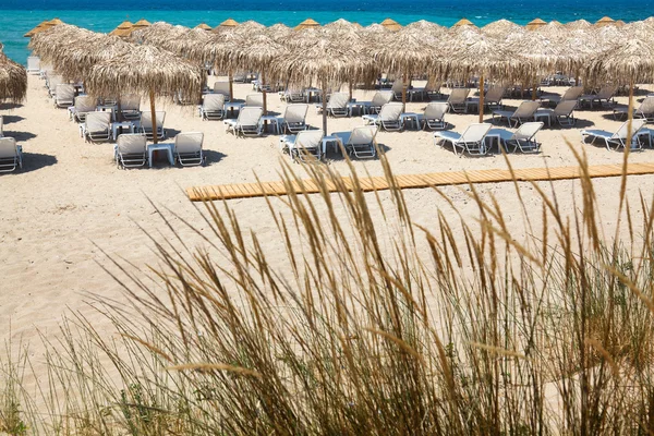 Gyönyörű strand nyugágyakkal és napernyőkkel — Stock Fotó