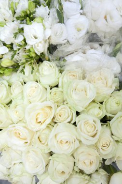 beyaz gül ile kilise dekorasyon