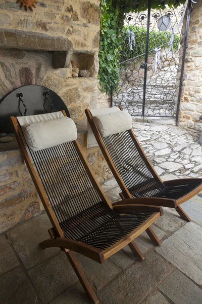 裏庭の快適な木製椅子 — Stock fotografie