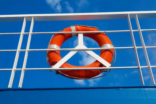 Lifebuoy em um barco de balsa — Fotografia de Stock