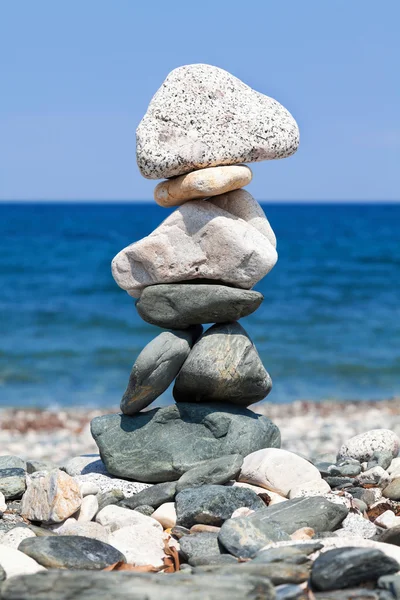 Stacked stones representing balance — Stock Photo, Image