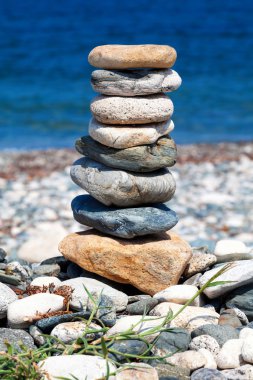 Bakiye gösteren yığılmış taşlar