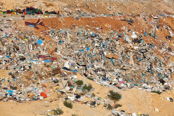 Aterro. Local de eliminação dos resíduos por enterramento e — Fotografia de Stock