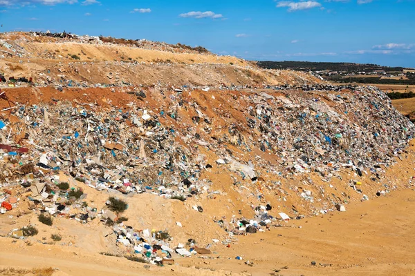 Aterro. Local de eliminação dos resíduos por enterramento e — Fotografia de Stock
