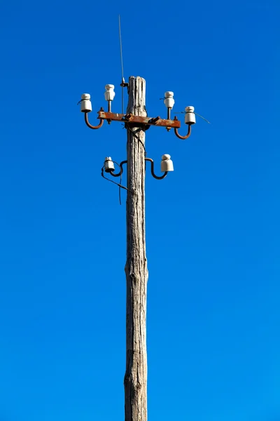 Starý elektrický sloup rozpadá — Stock fotografie