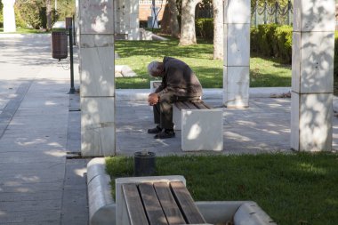 bankta oturan ihtiyar