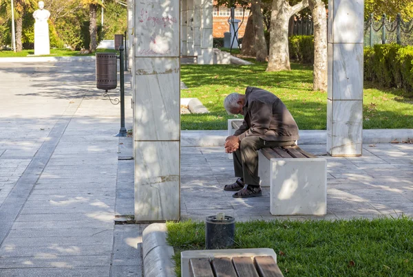 Γέρος να κάθεται σε παγκάκι — Φωτογραφία Αρχείου