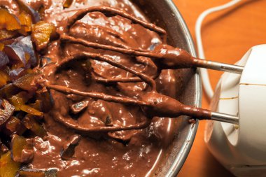 Elektrikli el mikseri ve çikolatalı kek