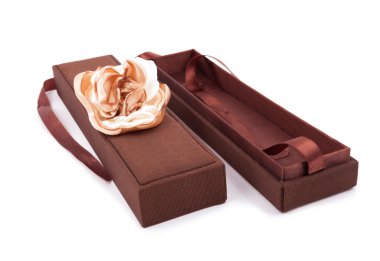 beyaz zemin üzerinde bir yay ile hediye kutusu