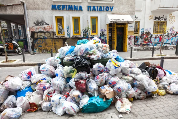 Piles of garbage in the center of Thessaloniki - Greece — Stock Photo, Image