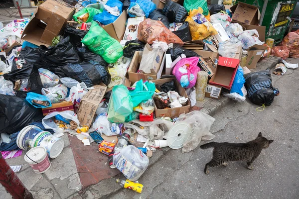 Piles of garbage in the center of Thessaloniki - Greece — Stock Photo, Image