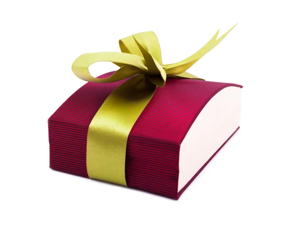 Beyaz zemin üzerine yeşil bir yay ile koyu kırmızı hediye kutusu — Stok fotoğraf