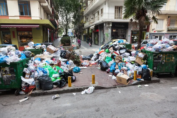Montones de basura en el centro de Tesalónica - Grecia — Foto de Stock