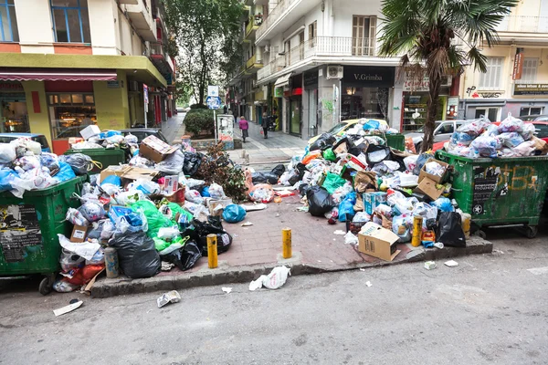 Piles of garbage in the center of Thessaloniki - Greece — Stock Photo, Image