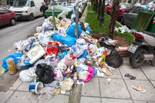 Piles of garbage in the center of Thessaloniki - Greece — Stock Photo, Image