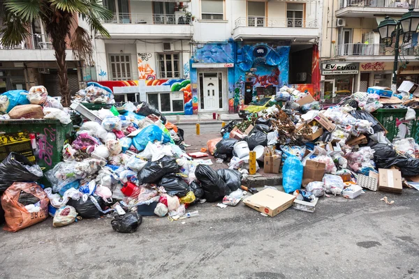 Montones de basura en el centro de Tesalónica - Grecia — Foto de Stock