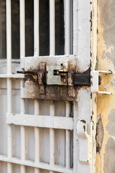 刑務所の独房に木製のドア — ストック写真