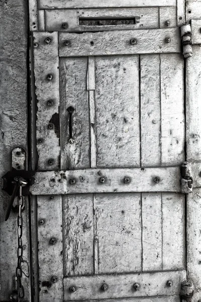 Die Holztür zu einer Gefängniszelle — Stockfoto