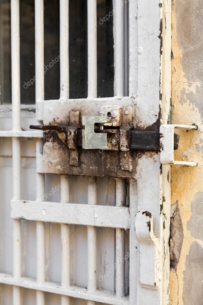 La Porte En Bois à Une Cellule De Prison Photographie