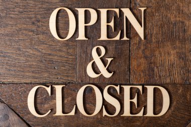 Ahşap arka planda tahta harfler.