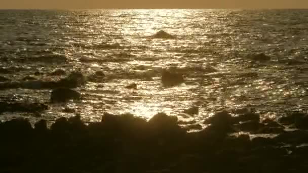 ギリシャの太陽光で水の波紋を輝く波 — ストック動画