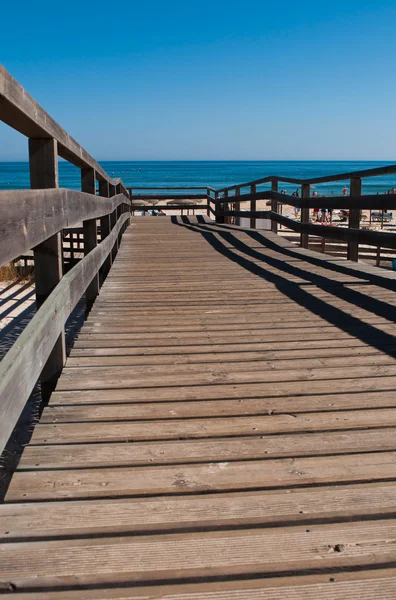 Pasarela de madera en la playa —  Fotos de Stock