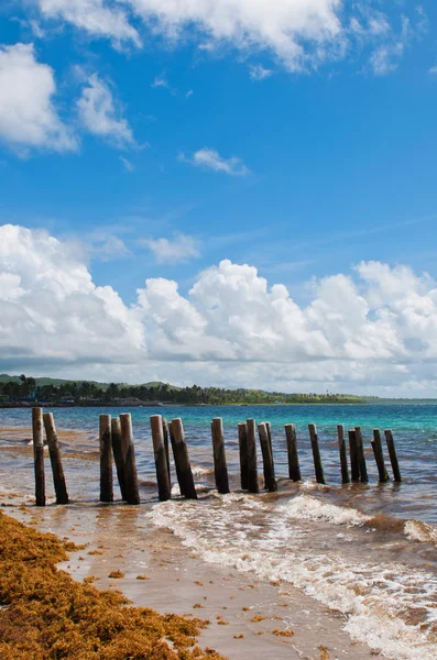 Pier stilts na praia — Fotografia de Stock