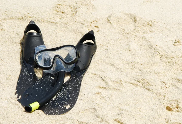 Equipamento de snorkel em uma praia tropical — Fotografia de Stock