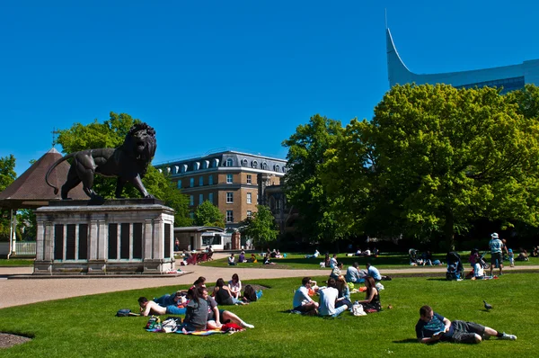 Sommar på forbury trädgårdar — Stockfoto