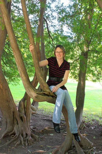 Chica en el bosque — Foto de Stock