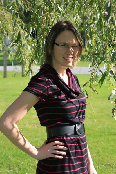 Girl under willow tree — Stock Photo, Image