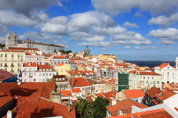 Střechy alfama, Lisabon, Portugalsko — Stock fotografie