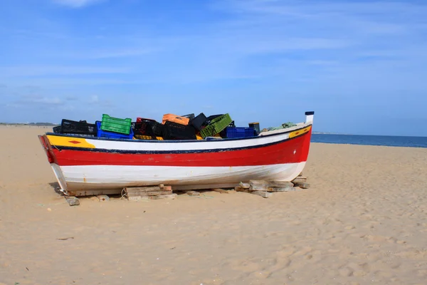 Рыбацкая лодка в Meia Praia, Лагос, Алгарве, Португалия — стоковое фото