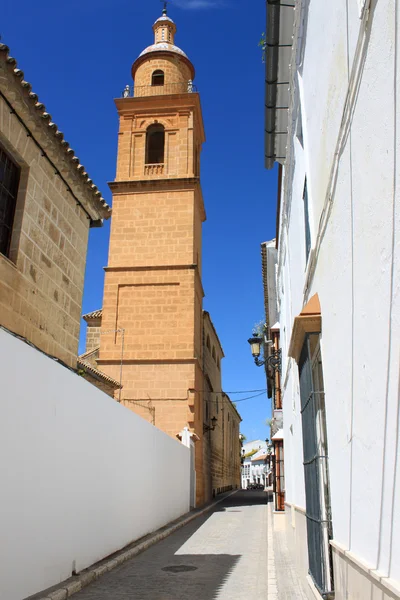 Calle Osuna, con torre de la iglesia Andalucía, España — Foto de Stock