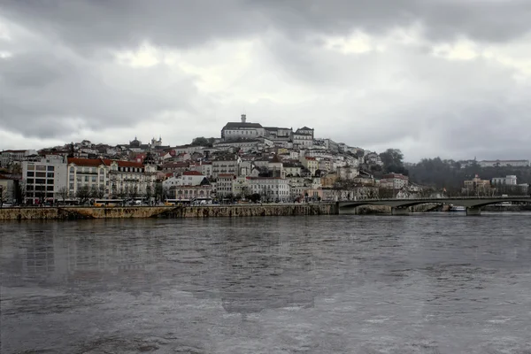 Coimbra under mörk himmel — Stockfoto