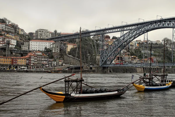 Portobrücke, Boote und Gebäude — Stockfoto