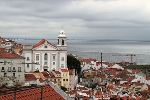 Stadsgezicht van alfama Lissabon, portugal gebouwen — Stockfoto