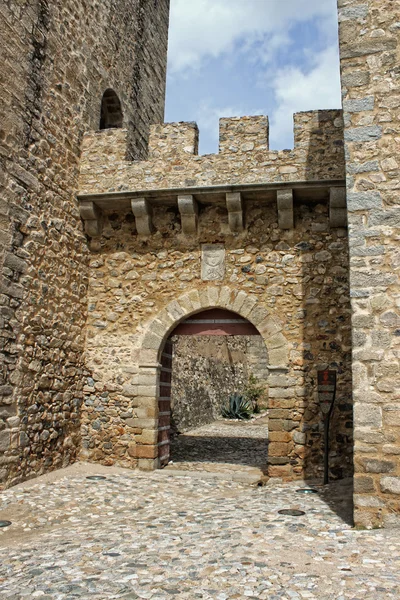 Дверь замка в Элвас, Алантехо, Португалия — стоковое фото