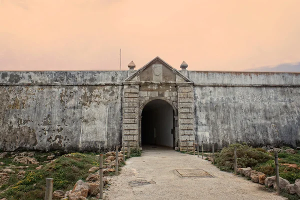 Vchodu do pevnosti Sagres v drsný terén — Stock fotografie