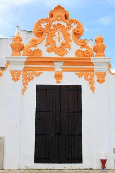 Edificio decorativo y puerta de madera — Foto de Stock