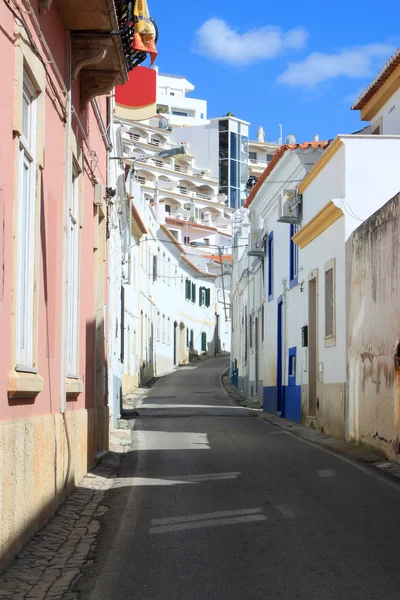 Brukowanej uliczce w albufeira, Portugalia — Zdjęcie stockowe