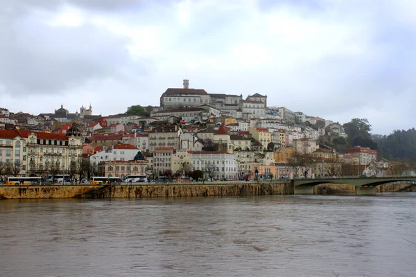 Coimbra sob céus escuros — Fotografia de Stock