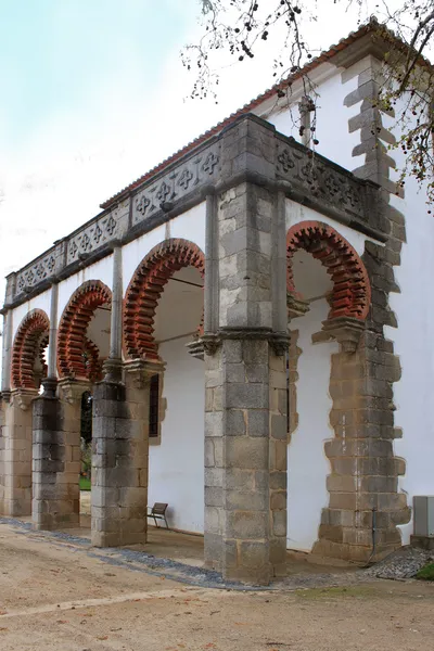 Evora gebouw met rode bogen — Stockfoto