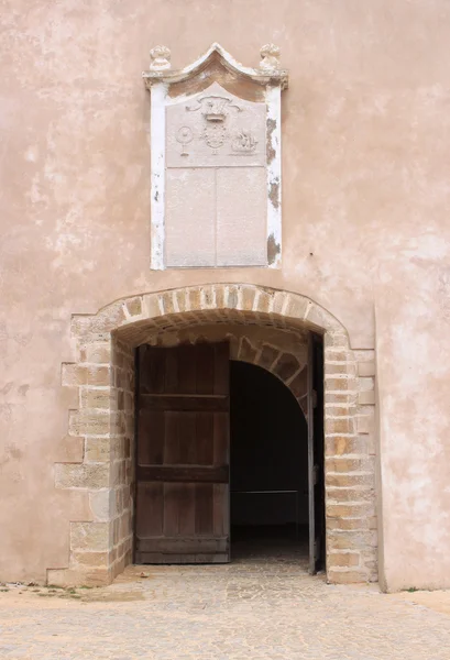 Открытая деревянная дверь — стоковое фото