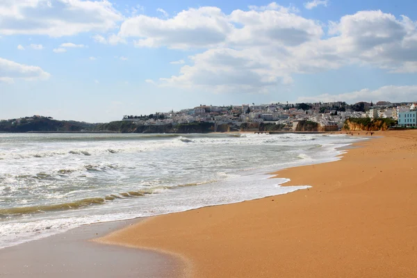 Playa y pueblo de Albufeira, Algarve, Portugal — Foto de Stock