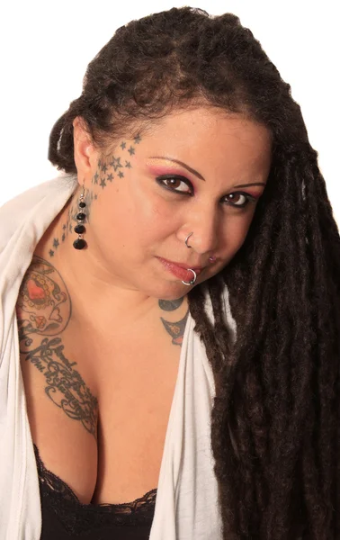 Татуированная женщина с пирсингом и дредами — стоковое фото